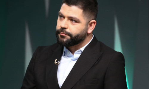 Նոայի մարզչական շտաբը, իսկ վերջին խաղերում նաև որոշ ֆուտբոլիստներ, դուրս են գալիս ֆուտբոլային դաշտից․ Սուրեն Մելիքսեթյան