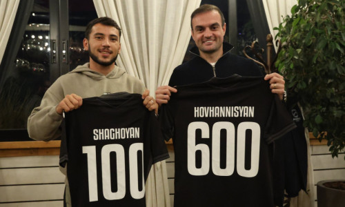 Կամո Հովհաննիսյանն ու Ժիրայր Շաղոյանը խորհրդանշական մարզաշապիկներ են ստացել