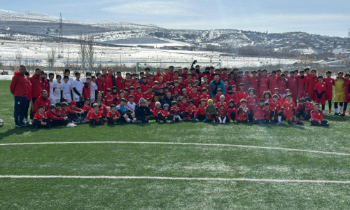 Արարատ-73-ի նախկին ֆուտբոլիստները վարպետության դաս են անցկացրել Արարատի պատանիների համար