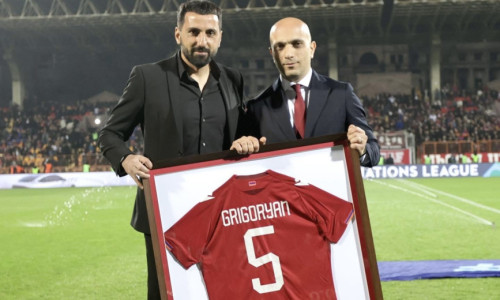 Շնորհակալ ենք. ՀՖՖ-ի խորհրդանշական նվերը Արտակ Գրիգորյանին 
