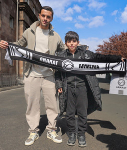 Ստադիոնում քթի վնասվածք է ստացել 11-ամյա ֆուտբոլիստը. Արթուր Սերոբյանը տեսակցել է նրան