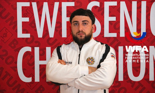 Ծանրորդ Արա Աղանյանը երկրորդն է պոկում վարժությունից հետո 