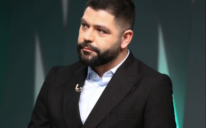 Նոայի մարզչական շտաբը, իսկ վերջին խաղերում նաև որոշ ֆուտբոլիստներ, դուրս են գալիս ֆուտբոլային դաշտից․ Սուրեն Մելիքսեթյան