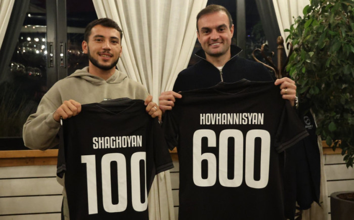 Կամո Հովհաննիսյանն ու Ժիրայր Շաղոյանը խորհրդանշական մարզաշապիկներ են ստացել