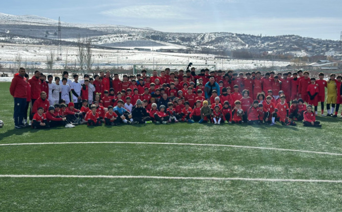 Արարատ-73-ի նախկին ֆուտբոլիստները վարպետության դաս են անցկացրել Արարատի պատանիների համար