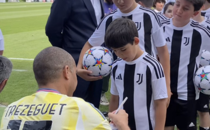 Դավիդ Տրեզեգեն Երևանում ֆուտբոլ է խաղացել երեխաների հետ