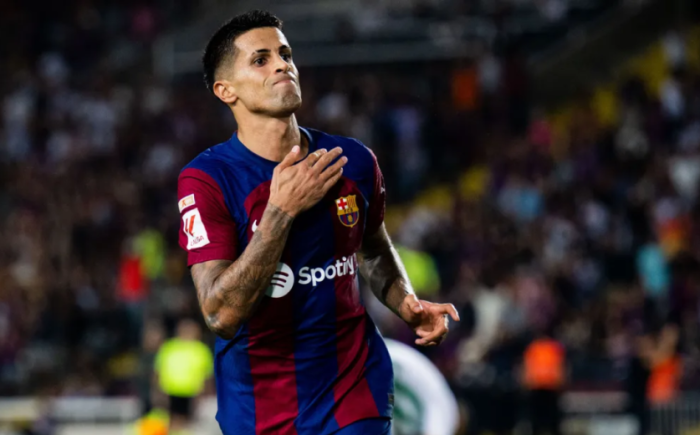 Ֆլիկը հիացած է Կանսելուի խաղով ու ծրագրում է նրան պահել թիմում