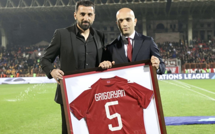 Շնորհակալ ենք. ՀՖՖ-ի խորհրդանշական նվերը Արտակ Գրիգորյանին 