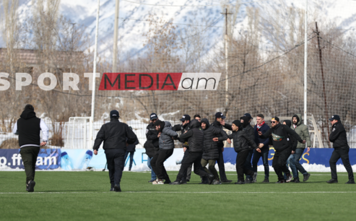 Ծեծկռտուք Չարենցավանում ֆանատների ու ոստիկանների միջև. Վան-Ալաշկերտ խաղն ընդհատվեց (տեսանյութ)