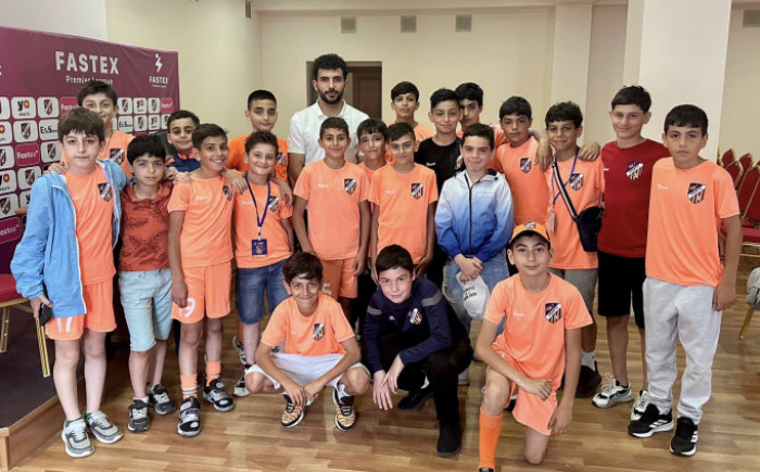 Նարեկ Գրիգորյանը հանդիպել է Ուրարտուի պատանի ֆուտբոլիստների հետ