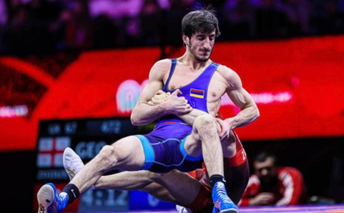 Սլավիկ Գալստյանը երկու րոպեում հաղթել է մրցակցին և դուրս եկել ԵԱ-ի քառորդ եզրափակիչ