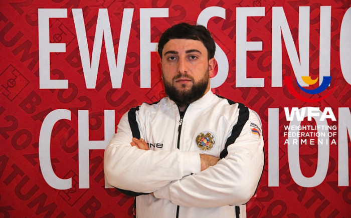 Ծանրորդ Արա Աղանյանը երկրորդն է պոկում վարժությունից հետո 